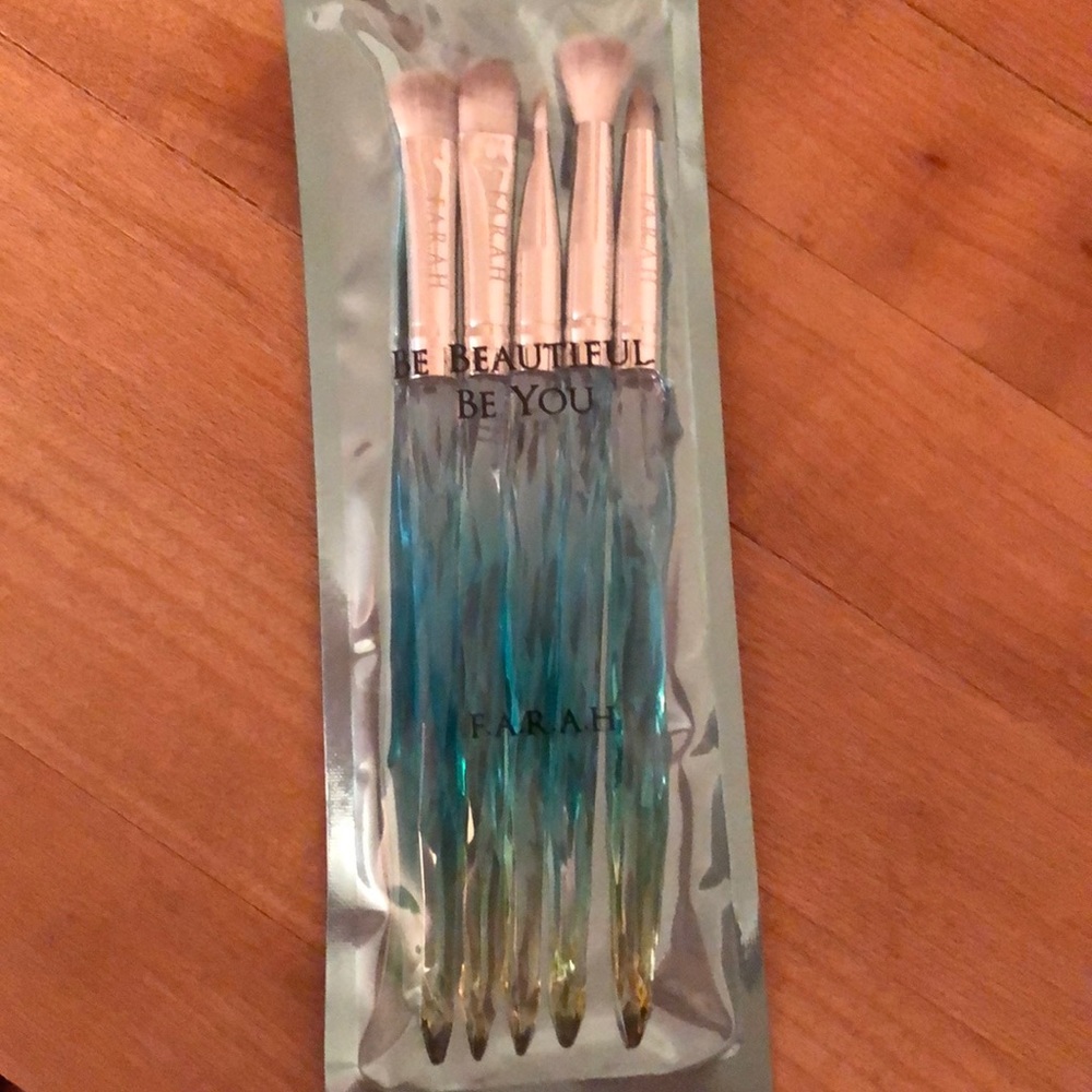 F.A.R.A.H Be beautiful be you full brush set